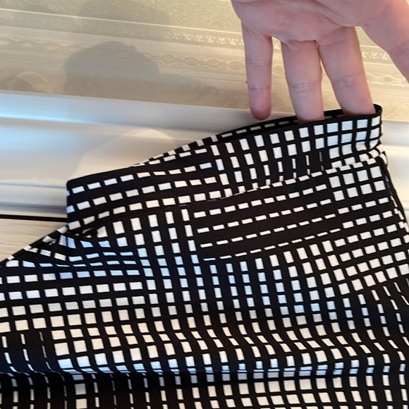 Ladies black and white cap sleeve blouse. - Picture 6 of 7